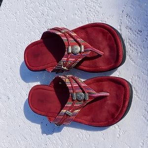 Minnetonka Silverthorne Thong Sandal Raspberry Size 9